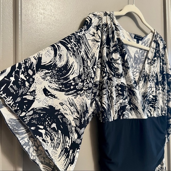 Kimono Style Size L (6-10) Cruise Wear, Work or Formal. Navy and Cream White. - Picture 4 of 8